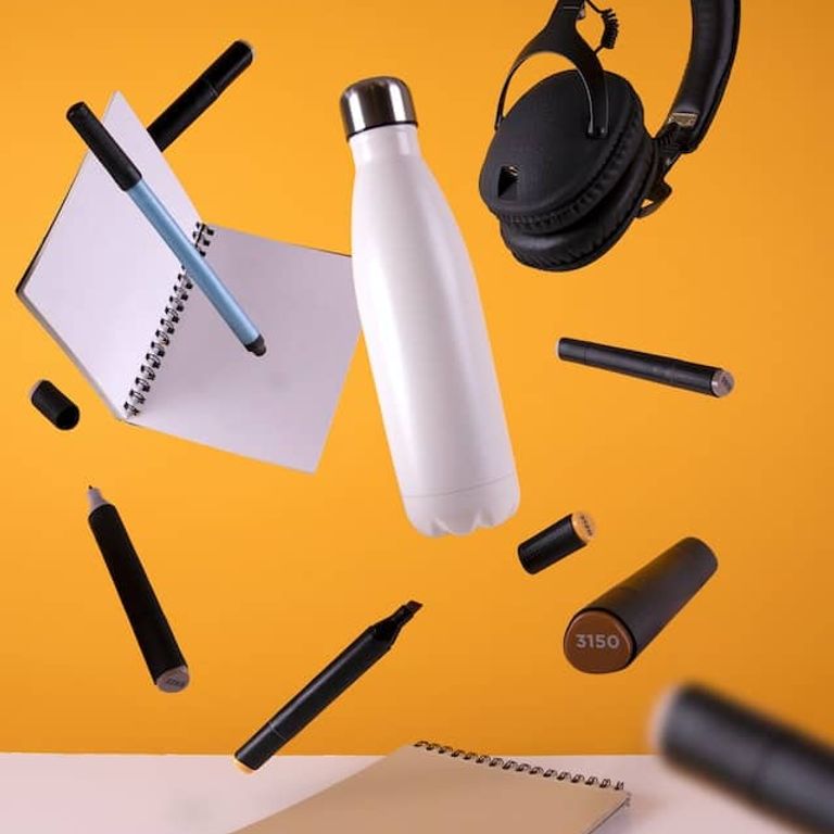 Todos los detalles sobre nuestros servicios de diseño web en madrid indicados en post-its en una oficina